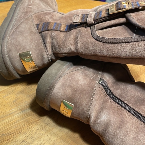 UGGS - Picture 2 of 6